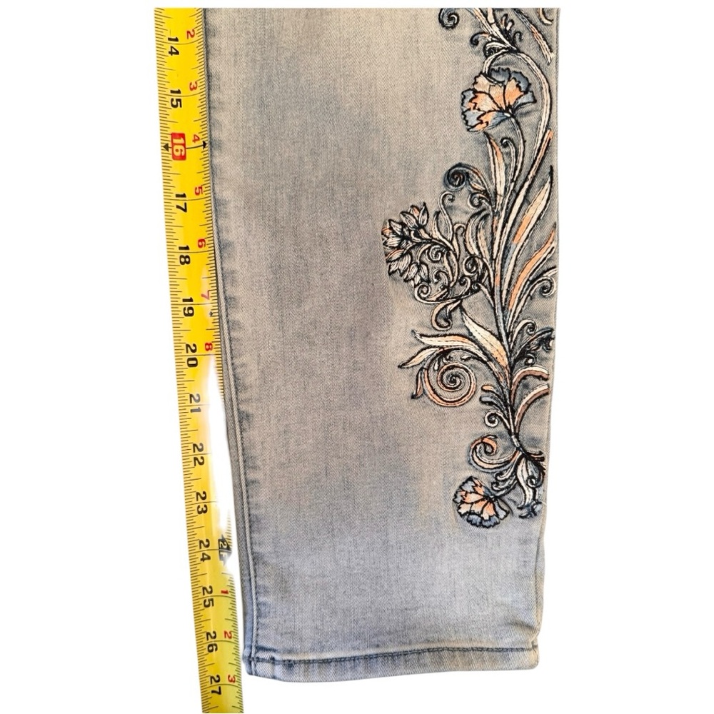 Chico’s light wash floral embroidered denim jeans size 8/10 - Picture 4 of 7